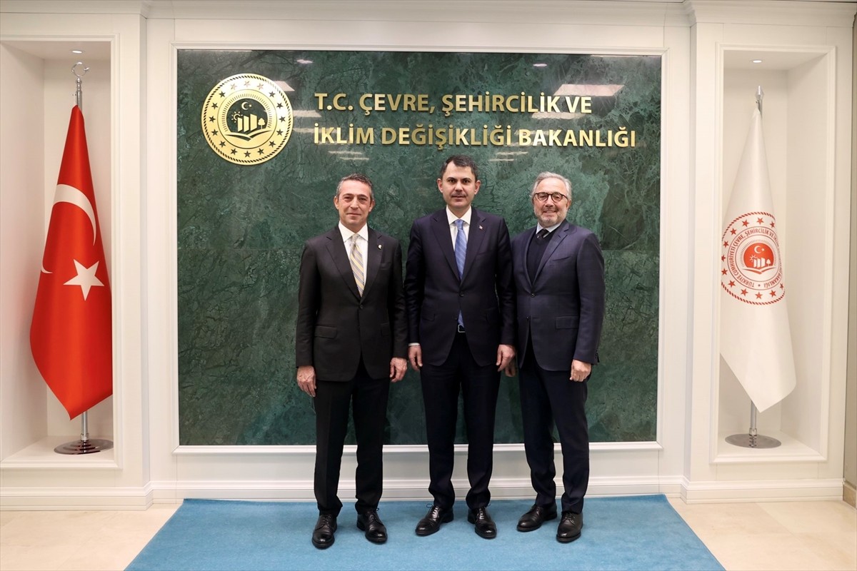 Çevre, Şehircilik ve İklim Değişikliği Bakanı Murat Kurum (ortada), Fenerbahçe Spor Kulübü Başkanı...