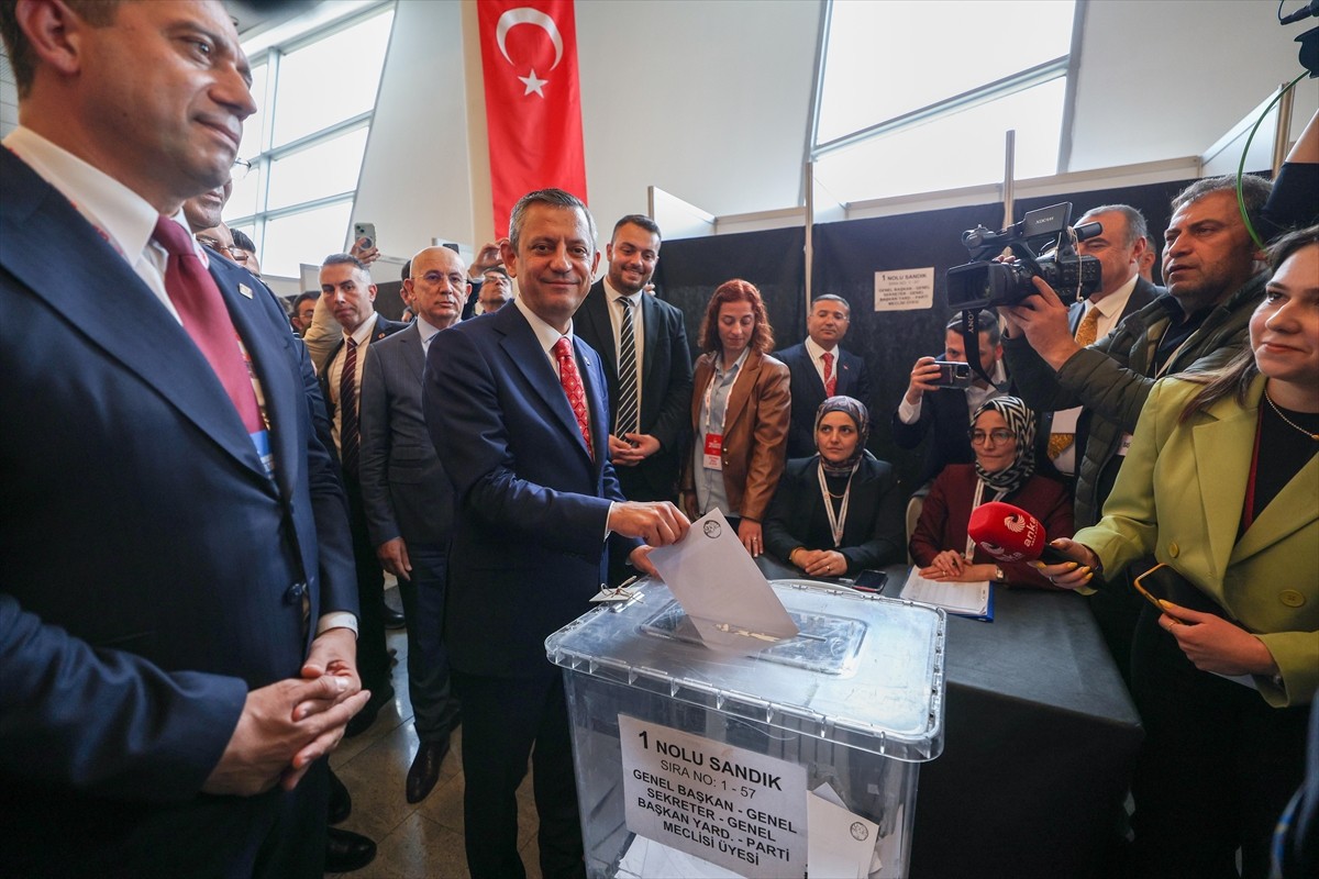 CHP'nin 21. Olağanüstü Kurultayı'nda genel başkanlık için oy verme işlemi tamamlandı. Yenimahalle...