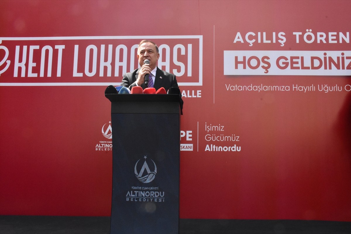 CHP Genel Başkan Yardımcısı Gökan Zeybek, Altınordu ilçesindeki Kent Lokantası'nın açılışına...