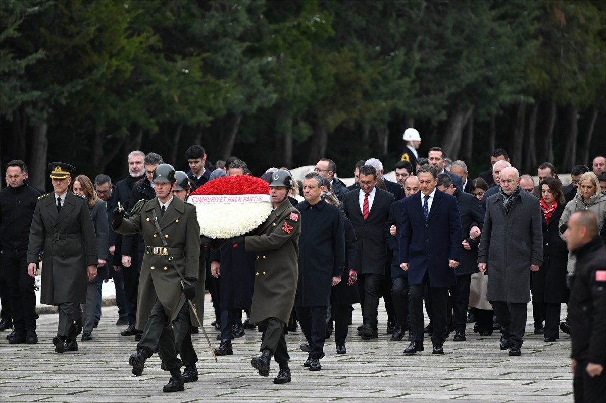 CHP Genel Başkanı Özgür Özel, 21. Olağanüstü Kurultay'da seçilen Parti Meclisi (PM), Yüksek...