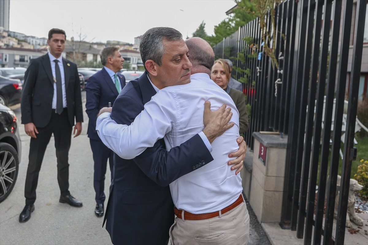 CHP Genel Başkanı Özgür Özel, annesi vefat eden eski CHP milletvekili İlhan Cihaner'e taziye...