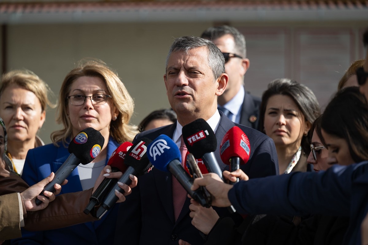 CHP Genel Başkanı Özgür Özel, Bakırköy Kadın Kapalı Ceza İnfaz Kurumu'ndaki bazı tutuklu ve...