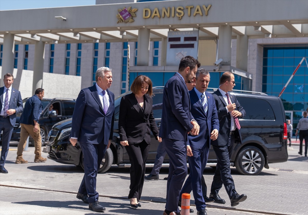 CHP Genel Başkanı Özgür Özel, Genel Başkan Yardımcısı Gül Çiftçi, Grup Başkanvekili Murat Emir ve...