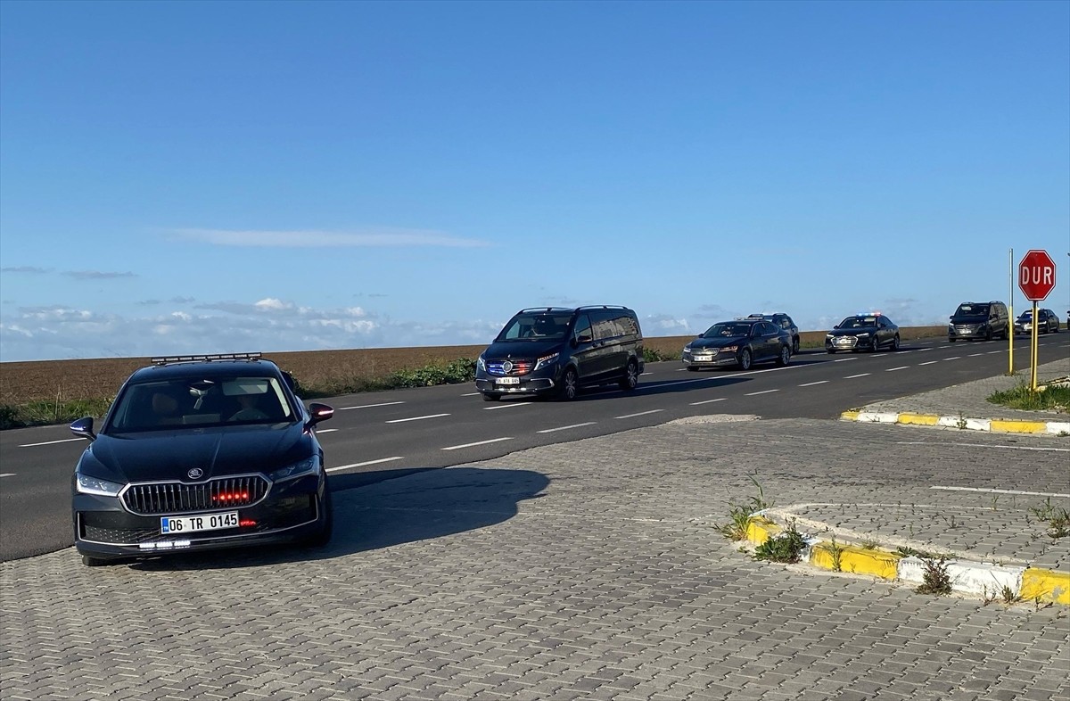 CHP Genel Başkanı Özgür Özel, İstanbul Büyükşehir Belediyesine (İBB) yönelik "yolsuzluk"...