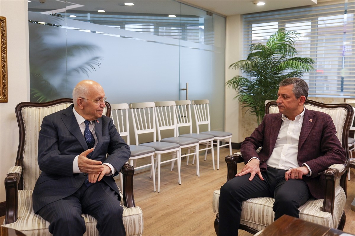 CHP Genel Başkanı Özgür Özel, oğlu vefat eden Yenimahalle Belediye Başkanı Fethi Yaşar'a taziye...