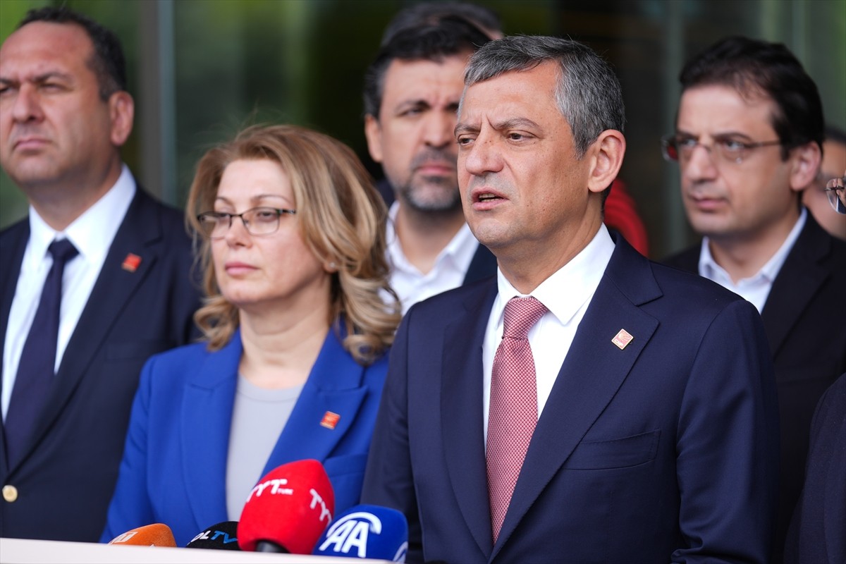 CHP Genel Başkanı Özgür Özel (ortada), TBMM Başkanvekili ve DEM Parti İstanbul Milletvekili Sırrı...