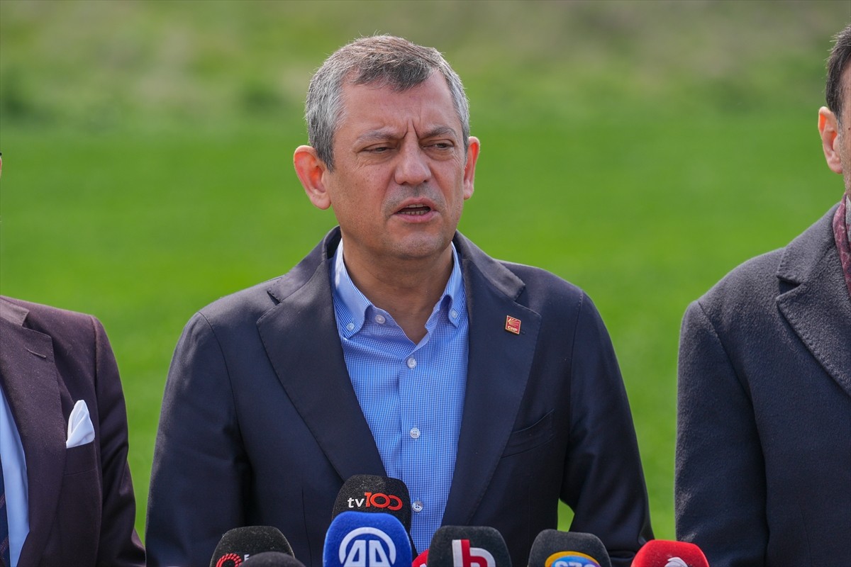 CHP Genel Başkanı Özgür Özel, yolsuzluk soruşturması kapsamında tutuklanmasının ardından İstanbul...