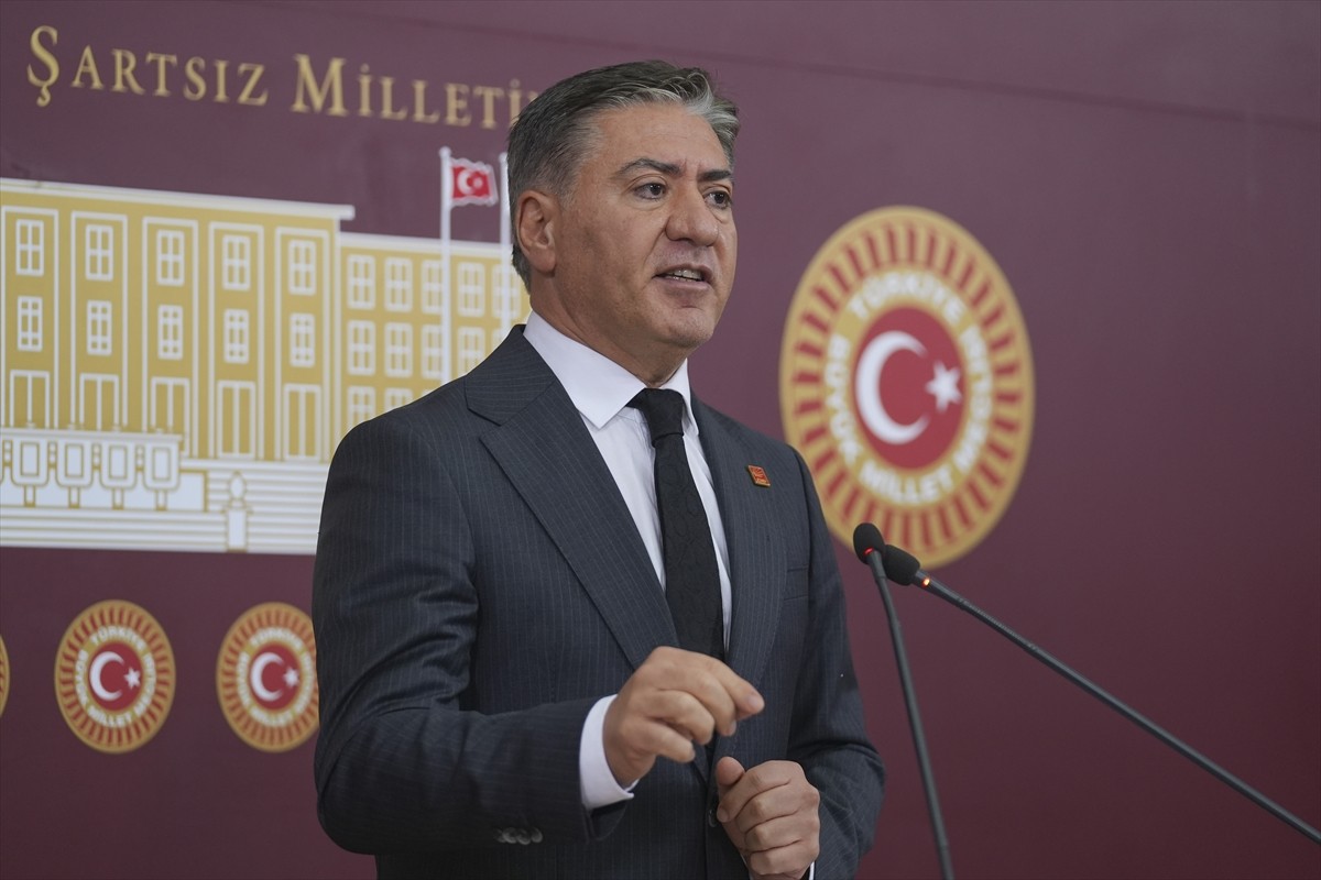 CHP Grup Başkanvekili Murat Emir, Meclis'te düzenlediği basın toplantısında açıklamalarda...