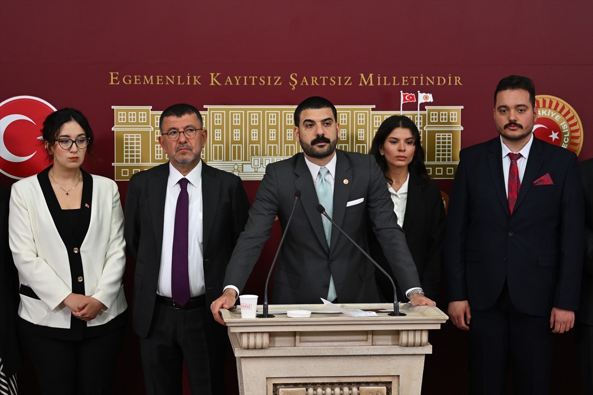 CHP İstanbul Milletvekili Ali Gökçek (sağ 2), Meclis'te düzenlediği basın toplantısında, İstanbul...