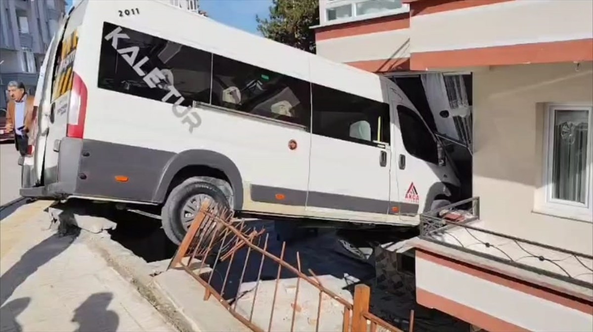 Çorum'da okul servisinin bir evin cam balkonuna girdiği kazada 2 öğrenci yaralandı.