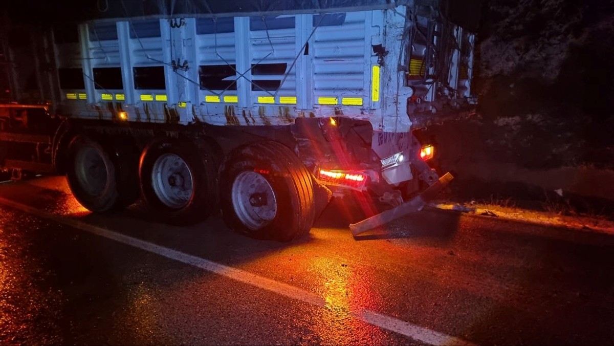 Çorum'un Alaca ilçesinde tırla çarpışan kamyondaki 3 kişi yaralandı.