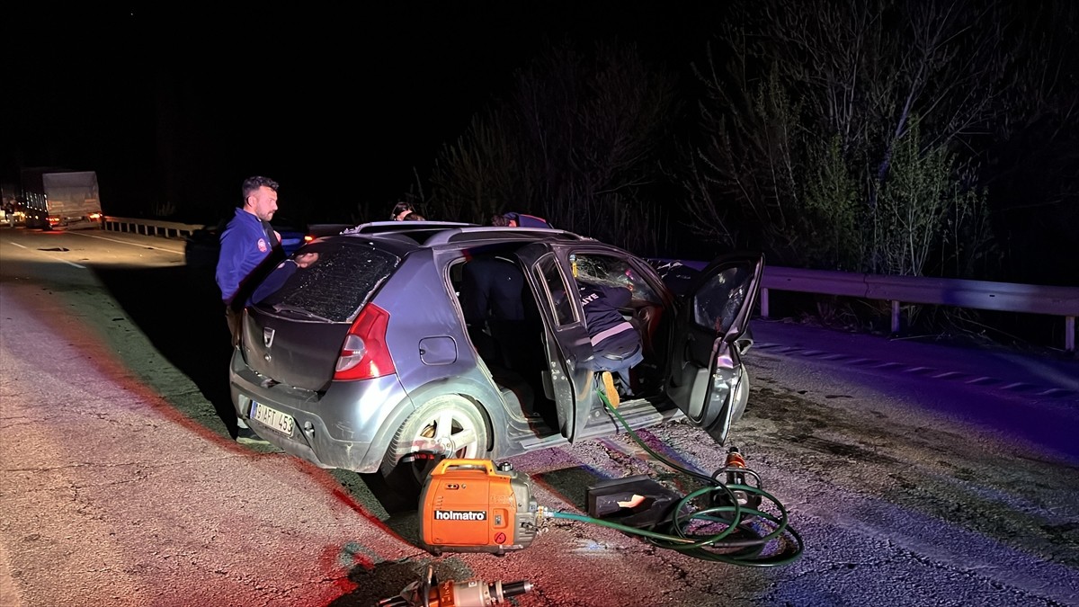 Çorum'un Sungurlu ilçesinde otomobilin tıra arkadan çarpması sonucu yaralanan otomobil sürücüsü...