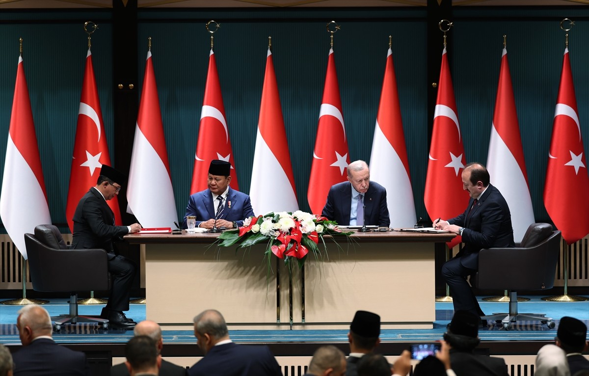 Cumhurbaşkanı Recep Tayyip Erdoğan ve Endonezya Cumhurbaşkanı Prabowo Subianto'nun huzurunda iki...