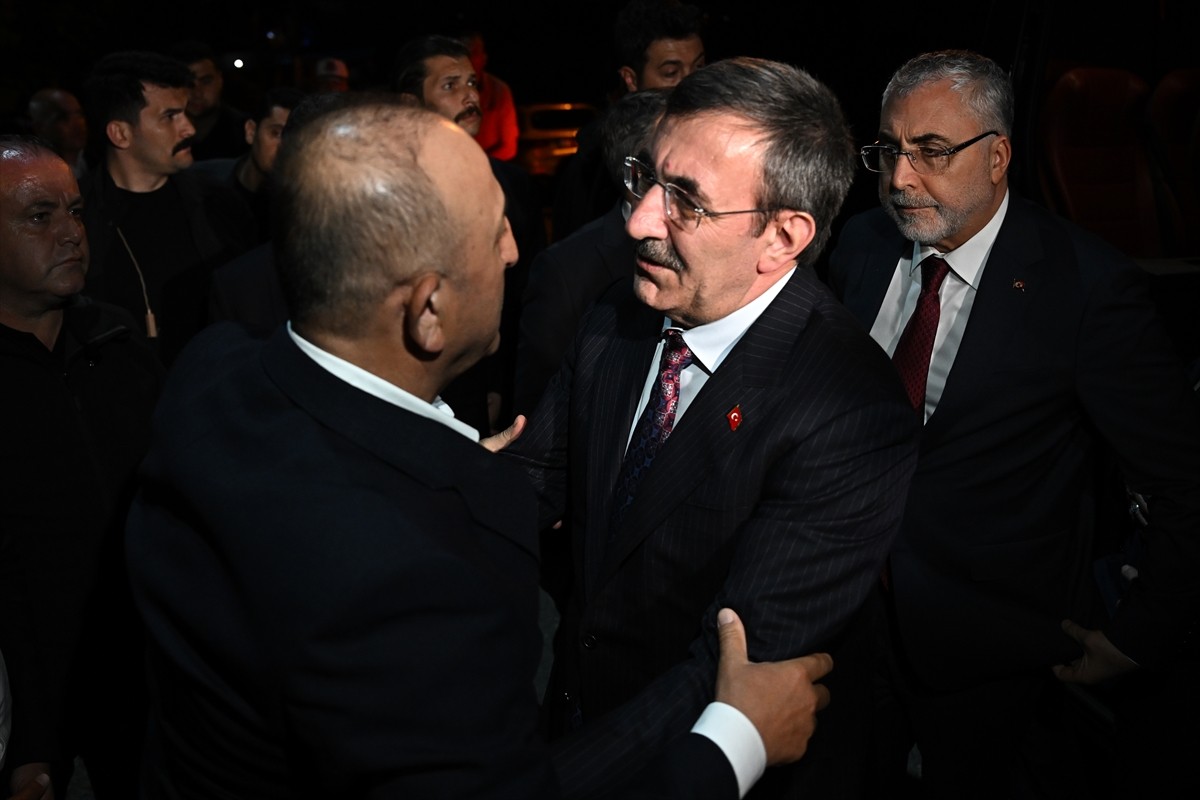 Cumhurbaşkanı Yardımcısı Cevdet Yılmaz (ortada) ve beraberindeki Hazine ve Maliye Bakanı Mehmet...