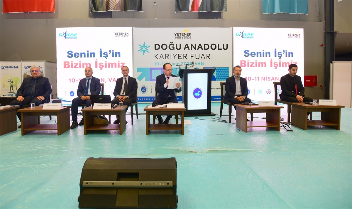 Cumhurbaşkanlığı himayesinde, Van Yüzüncü Yıl Üniversitesinin (Van YYÜ) ev sahipliğiyle düzenlenen...