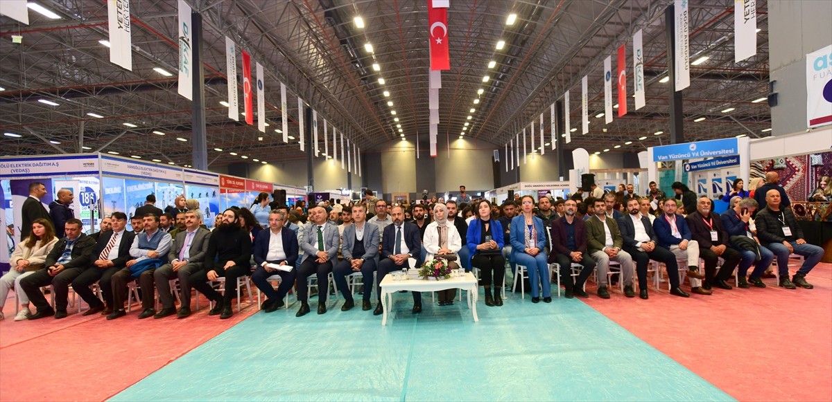 Cumhurbaşkanlığı himayesinde, Van Yüzüncü Yıl Üniversitesinin (Van YYÜ) ev sahipliğiyle düzenlenen...