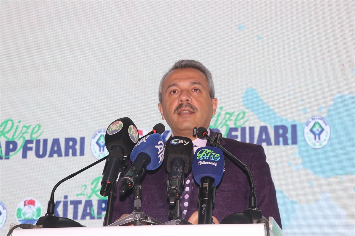 Cumhurbaşkanlığı Yüksek İstişare Kurulu Başkan Vekili İsmail Kahraman (sağ 5) valilik ve Rize...