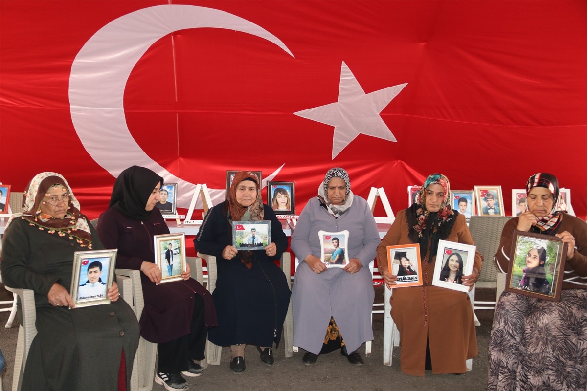 Dağa kaçırılan çocukları için eski HDP il binası önünde oturma eylemi yapan Diyarbakır anneleri...