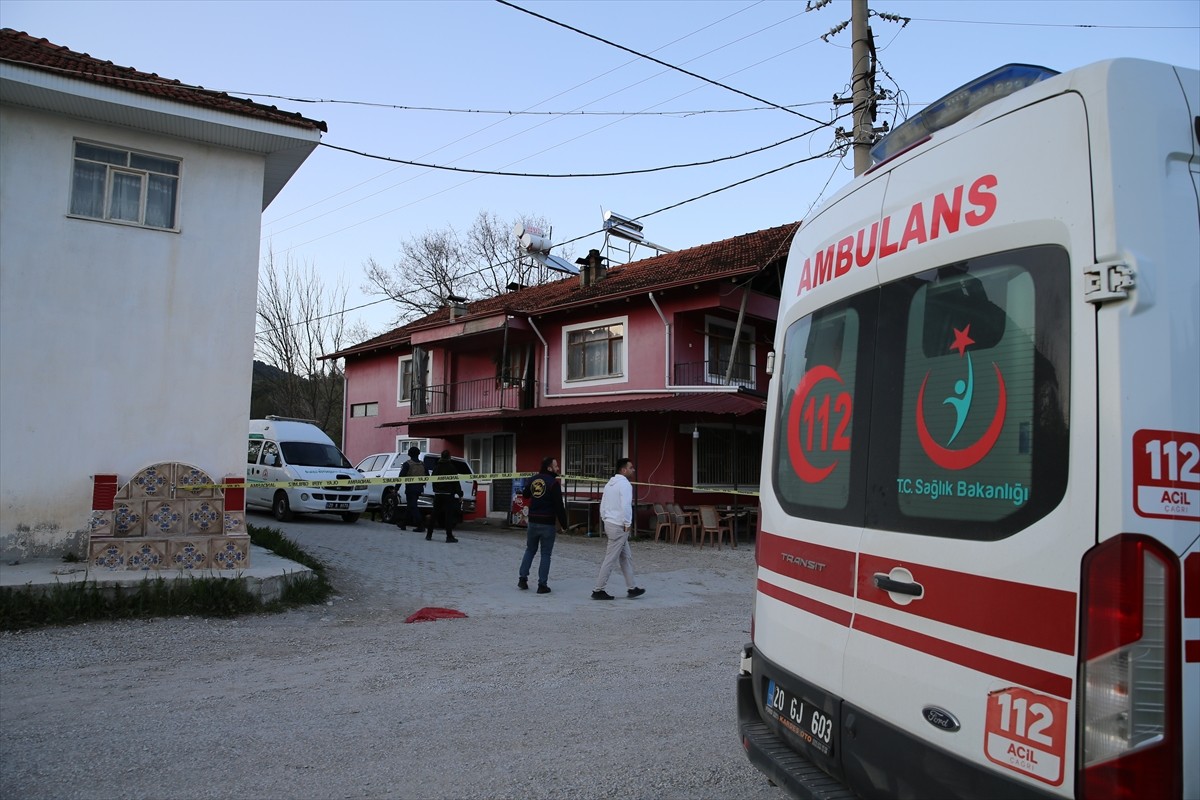 Denizli'nin Acıpayam ilçesinde bir kişi, tartıştığı kardeşi ile yengesini tüfekle öldürdü. İhbar...