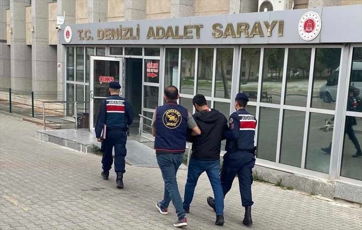 Denizli'nin Merkezeefendi ilçesinde düzenlenen uyuşturucu ve silah kaçakçılığı operasyonunda...