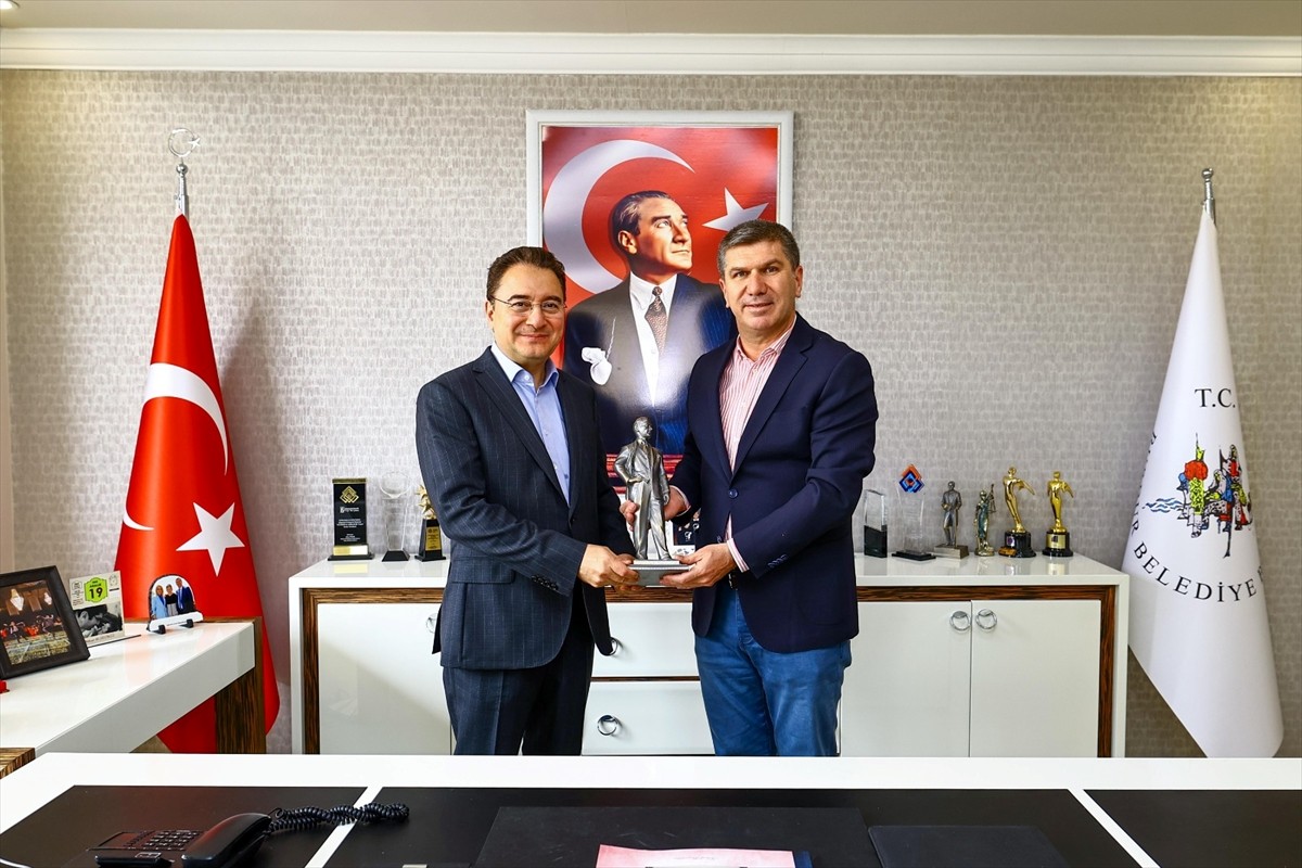 DEVA Partisi Genel Başkanı Ali Babacan (solda), Burdur'da çeşitli ziyaretler gerçekleştirdi....