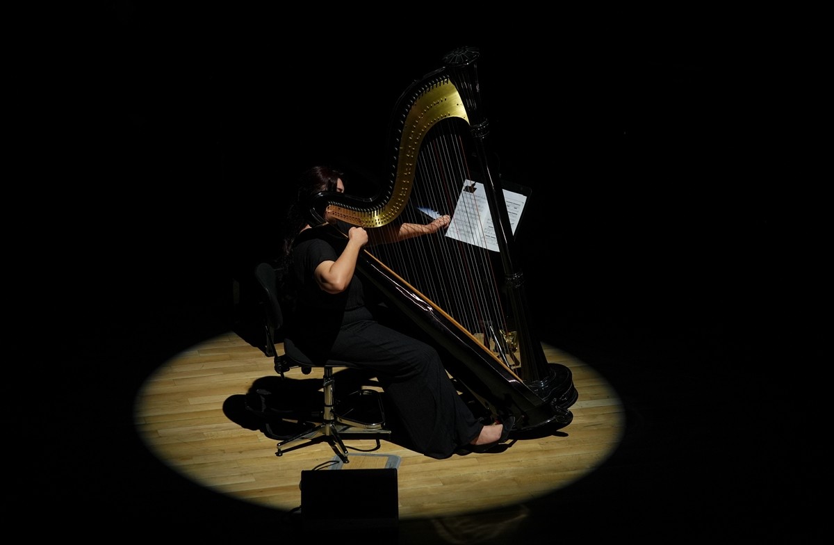 Devlet Çoksesli Korosu, CSO Ada Ankara'da, "gecenin en karanlık anındaki ilk ışıklar" anlamına...