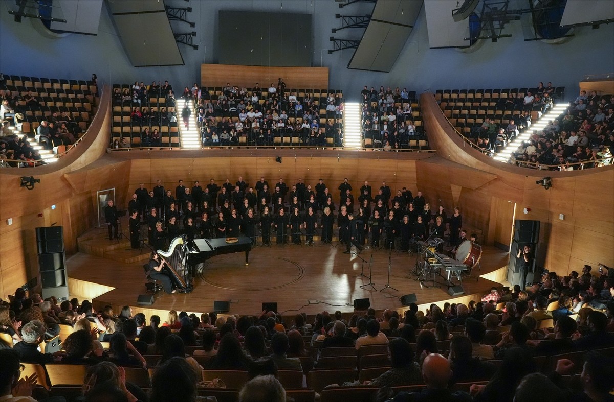 Devlet Çoksesli Korosu, CSO Ada Ankara'da, "gecenin en karanlık anındaki ilk ışıklar" anlamına...