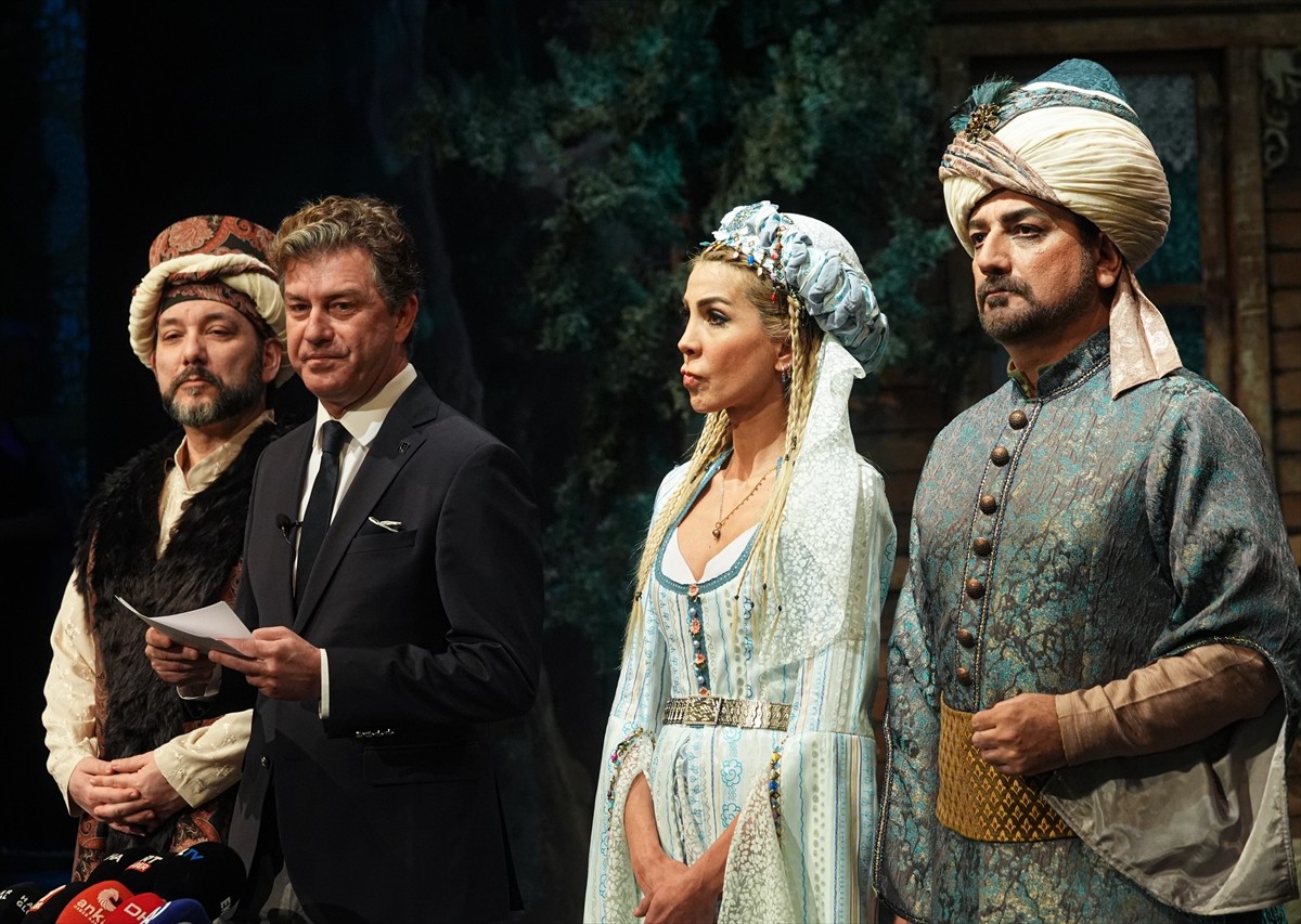 Devlet Opera ve Balesi (DOB) Genel Müdürü ve Genel Sanat Yönetmeni Tan Sağtürk (sol 2), "Çelebi"...
