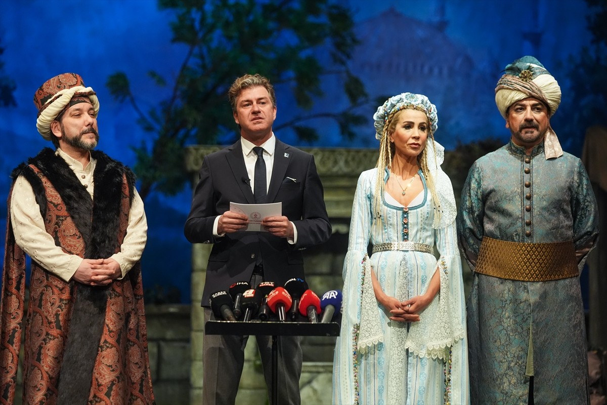 Devlet Opera ve Balesi (DOB) Genel Müdürü ve Genel Sanat Yönetmeni Tan Sağtürk (sol 2), "Çelebi"...