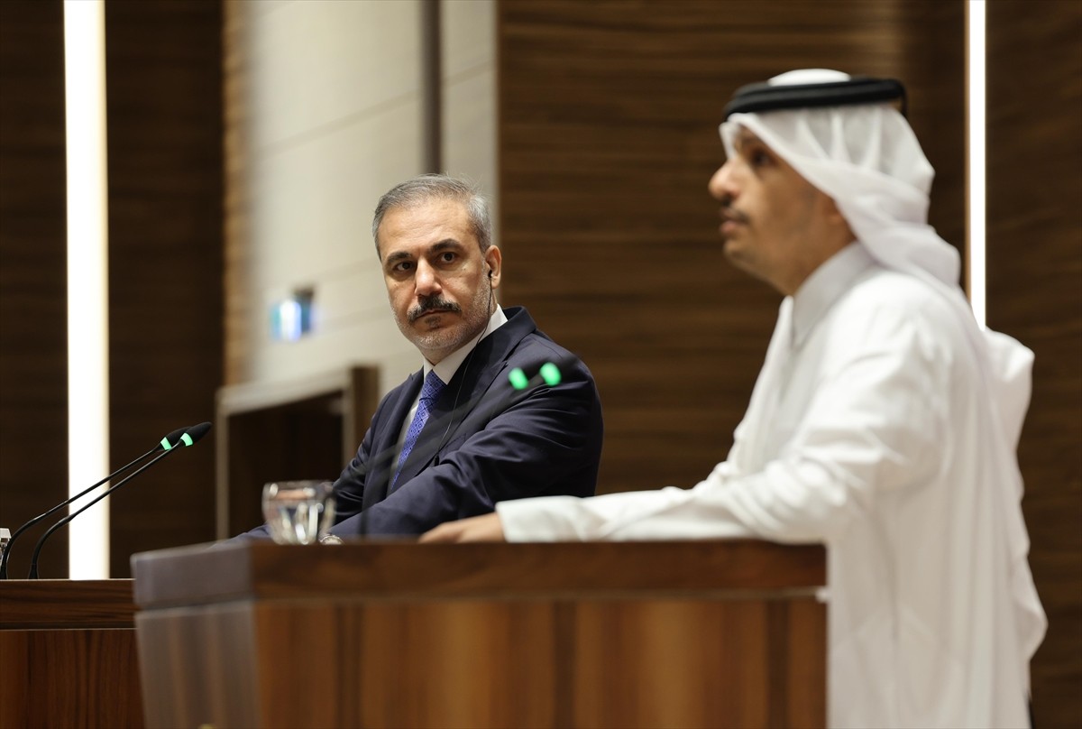 Dışişleri Bakanı Hakan Fidan (solda), Katar’ın başkenti Doha’da, Katar Başbakanı ve Dışişleri...