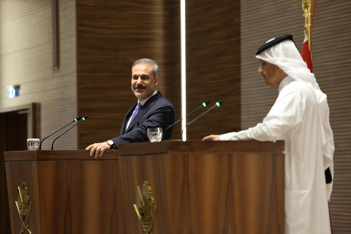 Dışişleri Bakanı Hakan Fidan (solda), Katar’ın başkenti Doha’da, Katar Başbakanı ve Dışişleri...