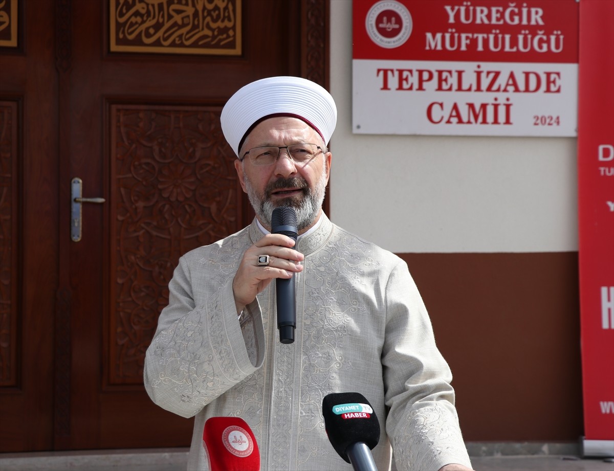 Diyanet İşleri Başkanı Ali Erbaş, kentteki programları kapsamında Yüreğir ilçesinde hayırsever iş...