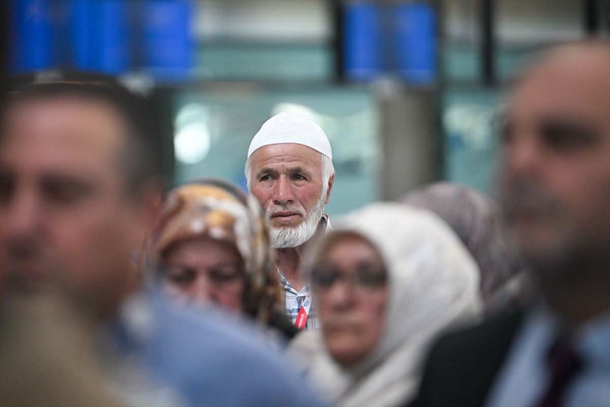 Diyanet İşleri Başkanlığının organizasyonuyla kutsal topraklara gidecek ilk hacı adayı kafilesi...