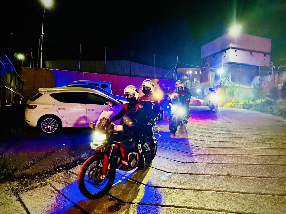 Diyarbakır'da 300 polisin katılımıyla "Narko Hançer" uygulaması gerçekleştirildi.