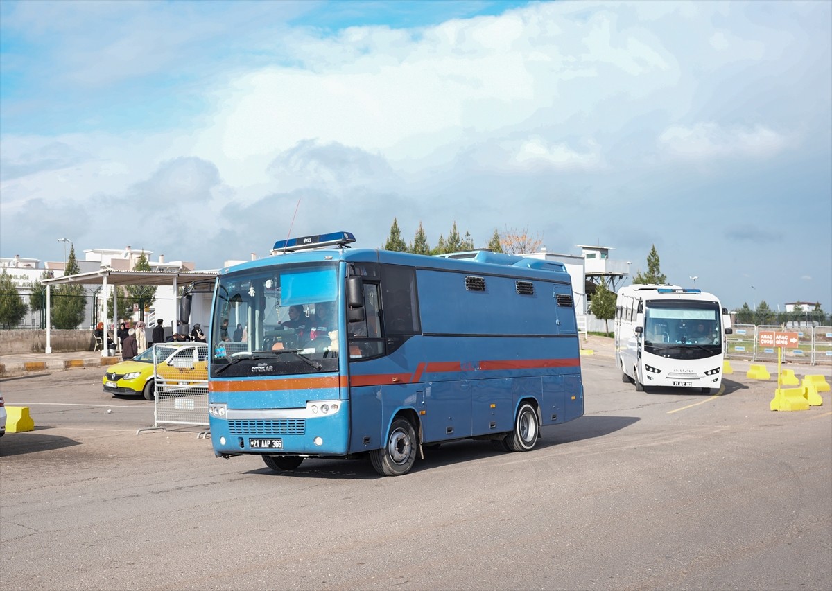 Diyarbakır'da 8 yaşındaki Narin Güran'ın öldürülmesine ilişkin dava için tutuklu sanıklar...