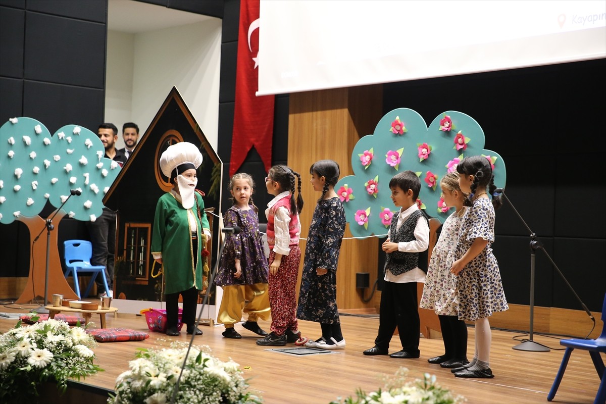 Diyarbakır'da anaokulu öğrencilerinin sahneleyecekleri tiyatro oyunlarını sanatseverlerle...