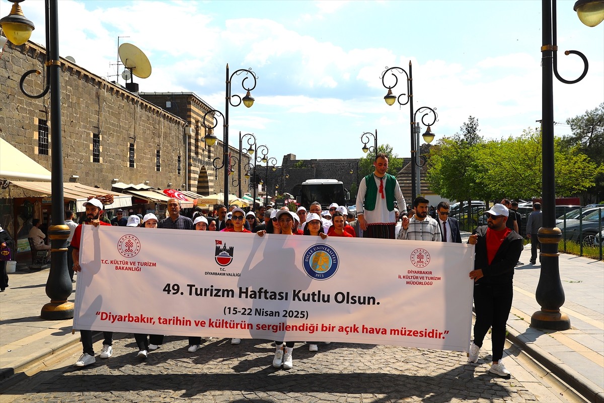 Diyarbakır'da Turizm Haftası etkinlikleri kapsamında kortej yürüyüşü gerçekleştirildi. Diyarbakır...