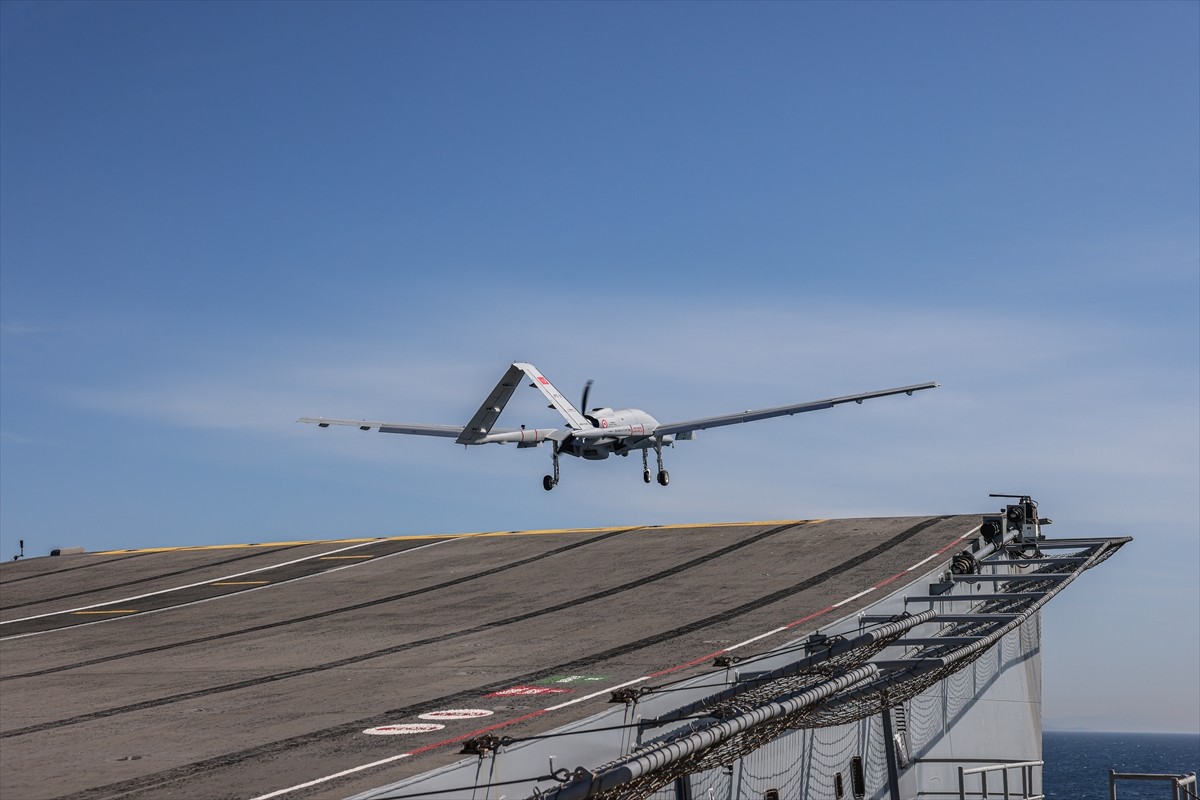 Dünya havacılık tarihinde kısa pistli gemiden kalkış-iniş yapan ilk silahlı insansız hava aracı...