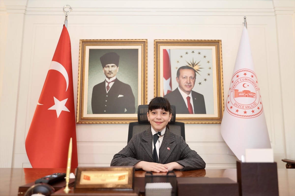 Düzce'de 23 Nisan Ulusal Egemenlik ve Çocuk Bayramı dolayısıyla ilkokul öğrencisi Nil Su Eylül...