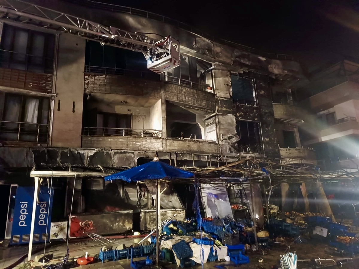 Düzce'de klima motorunun alev almasıyla başlayan yangında 2 katlı binada ağır hasar oluştu.