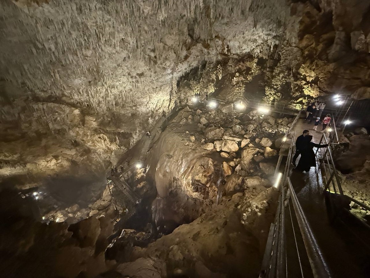 Düzce'nin Akçakoca ilçesindeki Fakıllı Mağarası, Ramazan Bayramı'nda tatilciler tarafından ziyaret...