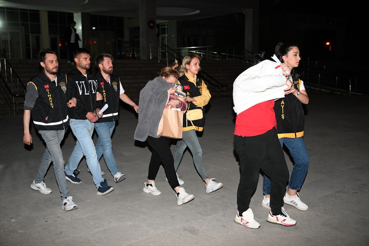 Edirne'de düzenlenen fuhuş operasyonunda gözaltına alınan 4 şüpheli tutuklandı.