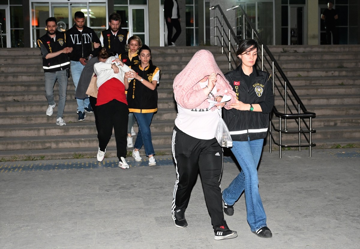 Edirne'de düzenlenen fuhuş operasyonunda gözaltına alınan 4 şüpheli tutuklandı.
