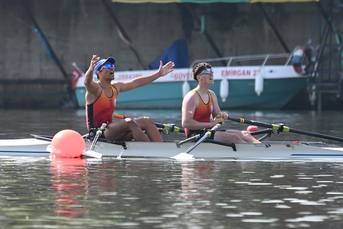 Edirne'de düzenlenen Uluslararası Meriç Kürek Yarışları'nda ikinci gün yarışları başladı....