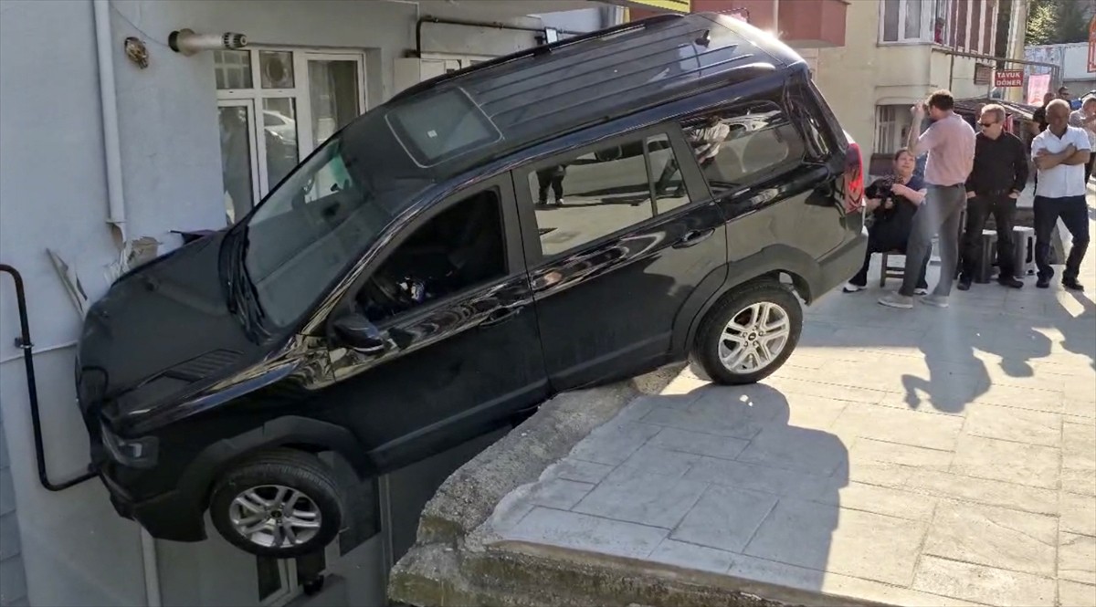 Edirne'de evin balkonuna çarpan cipteki bir kişi yaralandı.