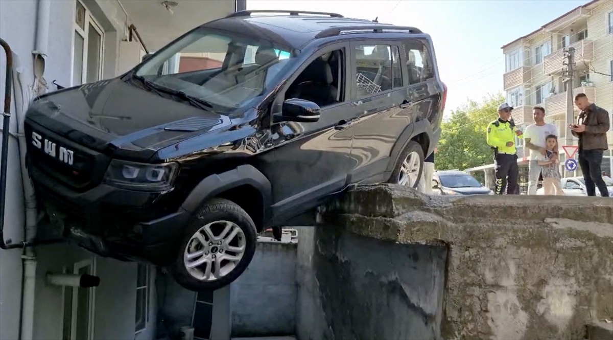 Edirne'de evin balkonuna çarpan cipteki bir kişi yaralandı.