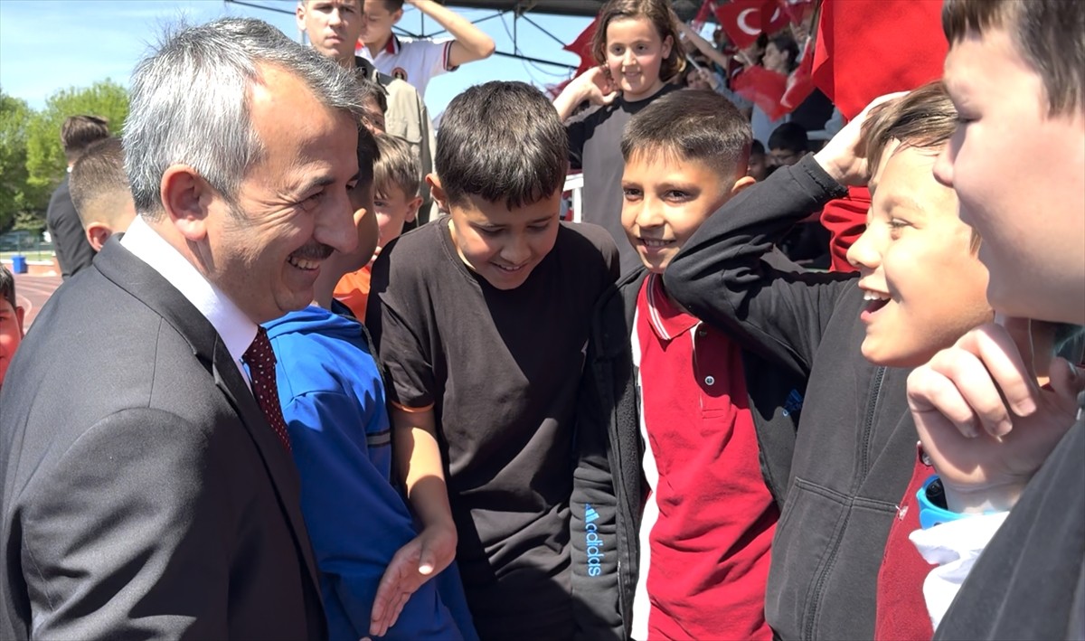  Edirne'de katıldığı programda Vali Yunus Sezer'den okullarına saha sözü alan öğrenciler, büyük...