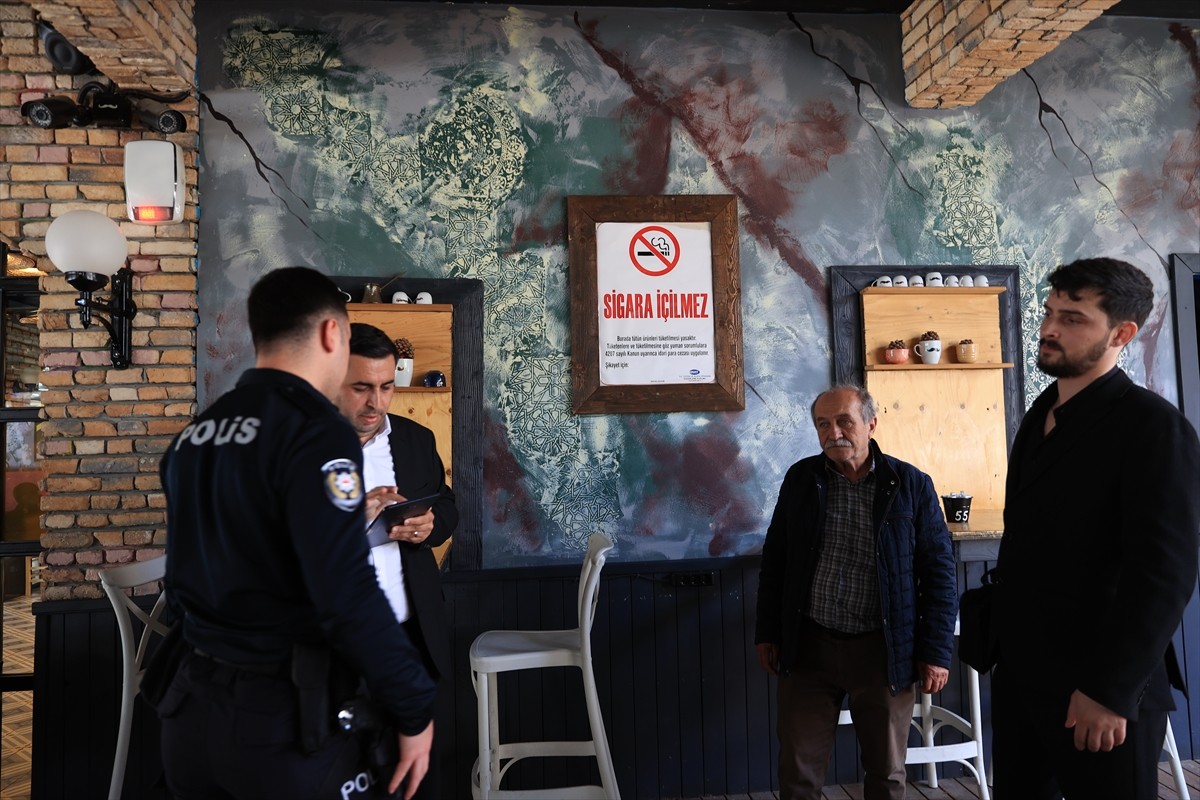 Edirne'de Kırklareli'nden gelen çapraz denetleme personelleri, kafe ve restoranlarda sigara...