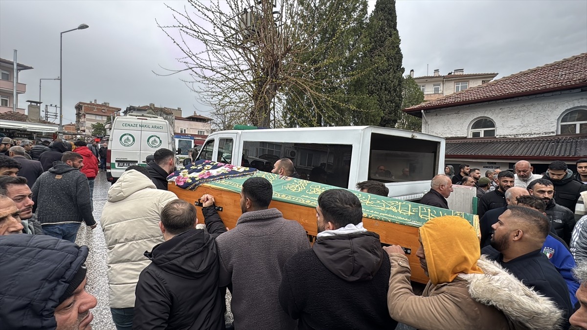 Edirne'de okul bahçesinde bıçakla öldürülmüş halde bulunan 15 yaşındaki kızın cenazesi, Yıldırım...