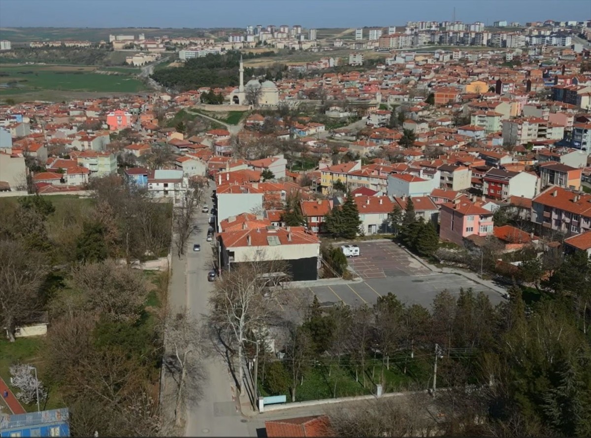 Edirne'de, Selimiye ve Muradiye camileri arasında bulunan yaklaşık 650 metre uzunluğundaki tarihi...